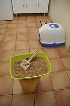 Biosphoto | 530038 | Litter boxe in a kitchen France | &copy; Sébastien Herent / Biosphoto