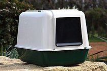 Biosphoto | 504830 | Litter for cat with cover and opening | &copy; Eric Guilloret / Biosphoto