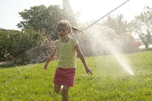 Biosphoto | 1423514 | Little girl playing in a garden | &copy; Marc Chatelain / Biosphoto