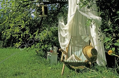 Biosphoto | 176166 | Long chair under a mosquito net in a private garden  France | &copy; H. Curtis / Biosphoto