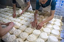 Biosphoto | 2561133 | Lucas, 15 ans avec sa sœur de 20 ans s'occupant de la fabrication des reblochons dans une ferme familiale produisant du reblochon fermier, La Clusaz, haute-Savoie, France. | &copy; Antoine Boureau / Biosphoto