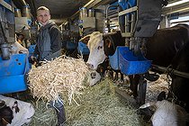 Biosphoto | 2561127 | Lucas, 15 ans, évacuant le foin non mangé par les vaches à la fourche, La Clusaz, Haute-Savoie, France. EDITORIAL ONLY | &copy; Antoine Boureau / Biosphoto