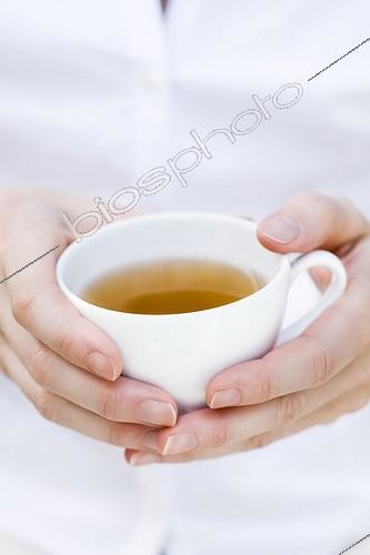 Biosphoto | 687343 | Mains de femme tenant une tasse de tisane | &copy; Frédérique Bidault / Biosphoto