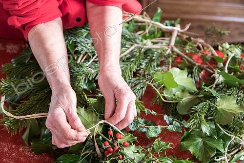 Biosphoto | 2086436 | Making of a Christmas wreath | &copy; Yann Avril / Biosphoto