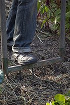 Biosphoto | 1250601 | Man using a grelinette in an organic garden | &copy; NouN / Biosphoto