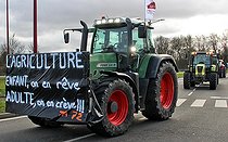 Biosphoto | 2575224 | Manifestation des agriculteurs, slogan sur un tracteur 