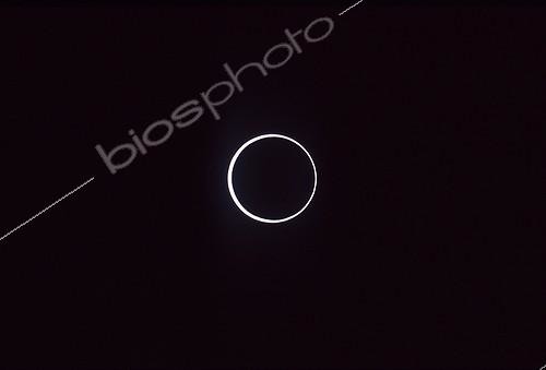 Biosphoto | 68811 | Maximum d'une éclipse annulaire de Soleil ; Eclipse annulaire de Soleil du 03/10/2005. Site : Lac La Toba dans la Cordillère Ibérique. Phase annulaire | &copy; Olivier Sauzereau / Biosphoto