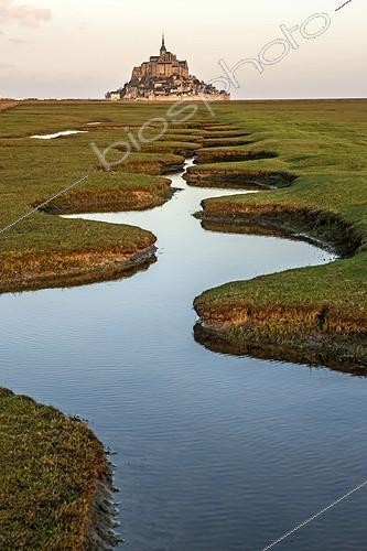Biosphoto | 2036945 | Meandering creek in the bay of Mont Saint-Michel - France ; Criche along a dike | &copy; Vincent M. / Biosphoto
