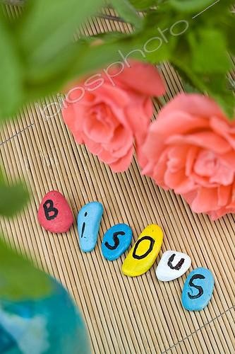 Biosphoto | 600580 | Message d'amour écrit sur des pierres avec roses | &copy; Philippe Giraud / Biosphoto