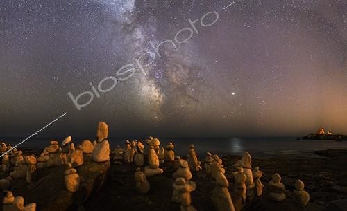 Biosphoto | 1255007 | Milky Way above the rocks and Jupiter France ; The Milky Way stands above the southern horizon, over a field of rocks erected by thinking of the stone. On the right, Jupiter is reflected in the ocean.  | &copy; Laurent Laveder / Biosphoto
