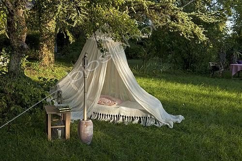 Biosphoto | 1403562 | Moustiquaire autour d'un lit dans un jardin | &copy; H. Curtis / Biosphoto