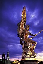 Biosphoto | 1606756 | Nike, the goddess of victory, seen from the roof of the Kunstakademie with the Semperoper and the Hofkirche in the background, Dresden, Saxony, Germany | © Michael Peuckert / imageBROKER / Biosphoto