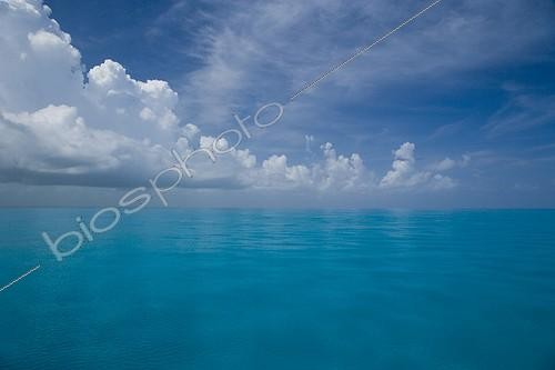 Biosphoto | 521604 | Nuages et mer calme aux Bahamas | &copy; Juan-Carlos Muñoz / Biosphoto