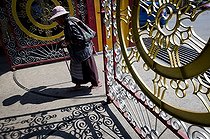 Biosphoto | 1604907 | Old woman entering a building, Tibetan refugee settlement in Bylakuppe, Mysore District, Karnataka, South India, India, Asia | © Olaf Krueger / imageBROKER / Biosphoto
