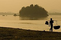 Biosphoto | 1604489 | On the bank of the Brahmaputra river, Peacock Island and Uma Nanda Temple at back, Guwahati, Assam, India, Asia | © Olaf Krueger / imageBROKER / Biosphoto