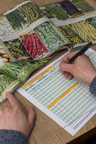 Biosphoto | 2303110 | Order vegetable seeds in a catalog | &copy; Yann Avril / Biosphoto