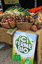Biosphoto | 2575234 | Pancarte qui informe 'Ferme Bio', vente de légumes de saison issus de l'agriculture biologique, Marché des Jacobins, Le Mans, Sarthe, France | &copy; Michel Gile / Biosphoto