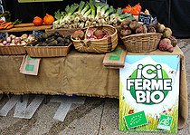 Biosphoto | 2575235 | Pancarte qui informe 'Ferme Bio', vente de légumes de saison issus de l'agriculture biologique, Marché des Jacobins, Le Mans, Sarthe, France | &copy; Michel Gile / Biosphoto