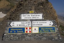 Biosphoto | 2588033 | Panneaux au col du Gallibier et séparation entre les départements la Savoie et des Hautes Alpes mais aussi 2 régions en été à Valloire, Savoie, ALpes, France. | &copy; Antoine Boureau / Biosphoto