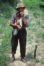 Biosphoto | 1251026 | Paysan mâchant des feuilles de Coca comme stimulant Bolivie | &copy; Jeffrey Rotman / Biosphoto