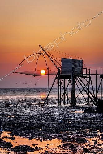 Biosphoto | 2610457 | Pêcherie au coucher de soleil en été, Les Moutiers en Retz, Loire-Atlantique, France | &copy; Yann Avril / Biosphoto