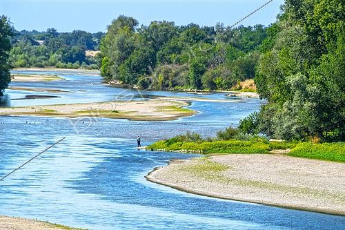 Biosphoto | 2610071 | Pêcheur à la ligne en été sur l'Allier, dernière grande rivière sauvage de France, Auvergne | &copy; Monique Morin / Biosphoto