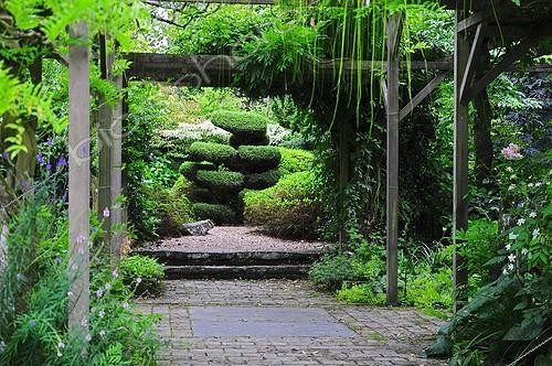 Biosphoto | 943368 | Pergola and topiary of yew in a garden | &copy; Frédéric Didillon / Biosphoto