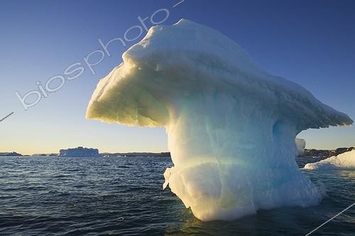 Biosphoto | 642949 | Petit iceberg dérivant sous le soleil de minuit Groenland | &copy; Theo Allofs / Biosphoto
