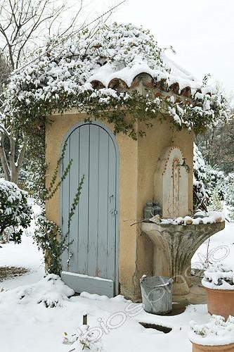 Biosphoto | 696779 | Petit pavillon avec fontaine sous la neige | &copy; Philippe Giraud / Biosphoto