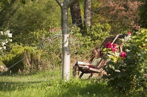 Biosphoto | 1423517 | Petite fille lisant dans un jardin | &copy; Marc Chatelain / Biosphoto