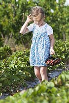 Biosphoto | 1252392 | Petite fille portant un panier de fraises | &copy; Frédérique Bidault / Biosphoto