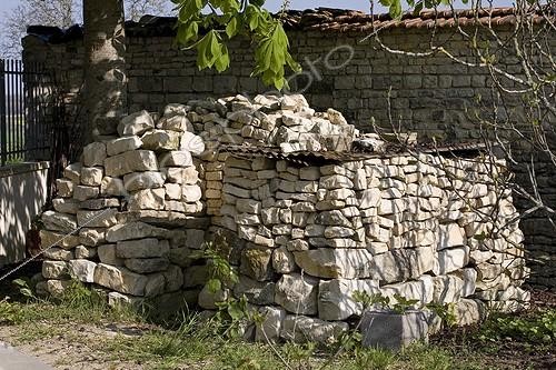 Biosphoto | 424298 | Pierres conservées en joli tas dans un jardin privé France | &copy; NouN / Biosphoto