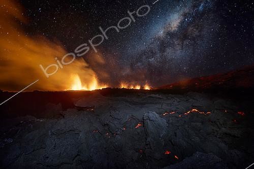 Biosphoto | 2090973 | Piton de la Fournaise in activity under the milky way, Volcano eruption 11 of september 2016, Reunion | &copy; Gabriel Barathieu / Biosphoto