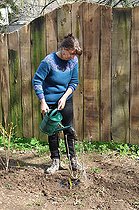 Biosphoto | 2468653 | Plantation d'une haie. | &copy; Serge Lapouge / Biosphoto
