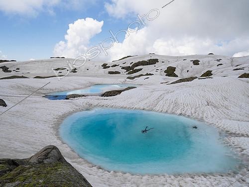 Biosphoto | 2090873 | Plongée sous la glace dans un lac de montagne lors du dégel, Lac noir, Haute-Savoie 74, Réserve naturelle des Aiguilles rouges, Alpes, France | &copy; Rémi Masson / Biosphoto