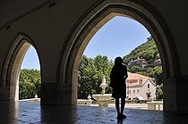 Biosphoto | 1600498 | Pointed arches and tourist in the entrance area of the Royal Palace Palácio Nacional de Sintra in Sintra near Lisbon, part of the 