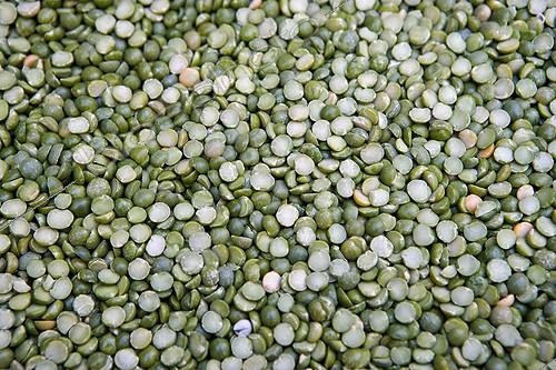 Biosphoto | 181867 | Pois cassés en vrac sur un marché de Provence France ; @ Pois cassé | &copy; John S. Sutton / Green Eye / Biosphoto
