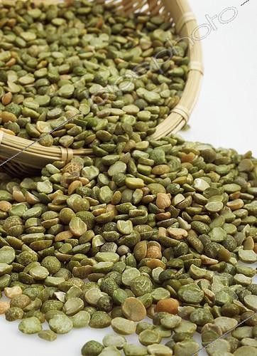 Biosphoto | 1852656 | Pois cassés sur fond blanc | &copy; Gérard Lacz / Biosphoto