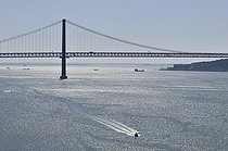 Biosphoto | 1600355 | Ponte 25 de Abril, suspension bridge over the Tagus River, and a speedboat, Lisbon, Portugal, Europe | © Florian Kopp / imageBROKER / Biosphoto