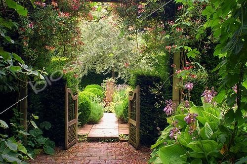 Biosphoto | 60080 | Portail d'entrée des Jardins de Plantbessin en été | &copy; Frédéric Didillon / Biosphoto