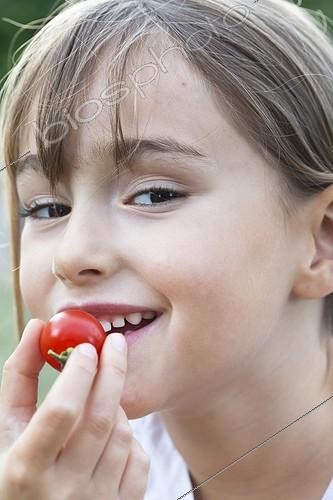 Biosphoto | 1795619 | Portrait de Fillette mangeant une Tomate cerise ; Age : 7 ans | &copy; Frédérique Bidault / Biosphoto