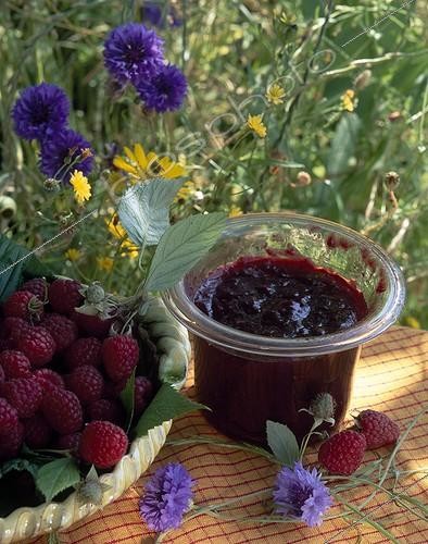Biosphoto | 627891 | Pot de confiture et Framboises | &copy; Gilles Le Scanff & Joëlle-Caroline Mayer / Biosphoto