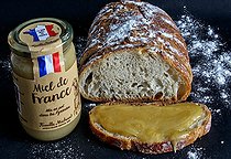 Biosphoto | 2575907 | Pot de Miel de France de la famille Michaud, apiculteur depuis 1920, Pain couvert de farine et tranche de pain recouvert de Miel. Mis en pot de verre dans les Pyrénées, France | &copy; Michel Gile / Biosphoto