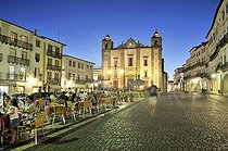 Biosphoto | 1605965 | Praca do Giraldo square with the church Igreja de Sao Antao and outdoor cafe at night, Evora, UNESCO World Heritage Site, Alentejo, Portugal, Europe | © Florian Kopp / imageBROKER / Biosphoto