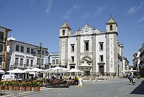 Biosphoto | 1605967 | Praca do Giraldo square with the church Igreja de Sao Antao and outdoor cafe, Evora, UNESCO World Heritage Site, Alentejo, Portugal, Europe | © Silvana Guilhermino / imageBROKER / Biosphoto