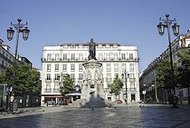 Biosphoto | 1600441 | Praca Luis de Camoes square, Chiado, Lisbon, Portugal, Europe | © Silvana Guilhermino / imageBROKER / Biosphoto