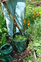 Biosphoto | 2546818 | Préparation de Purin de fanes de radis | &copy; Serge Lapouge / Biosphoto