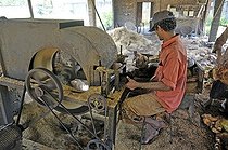 Biosphoto | 1608156 | Production of coir or coconut fibres, worker in a factory in Sri Lanka, Ceylon, South Asia, Asia | © Walter G. Allgoewer / imageBROKER / Biosphoto