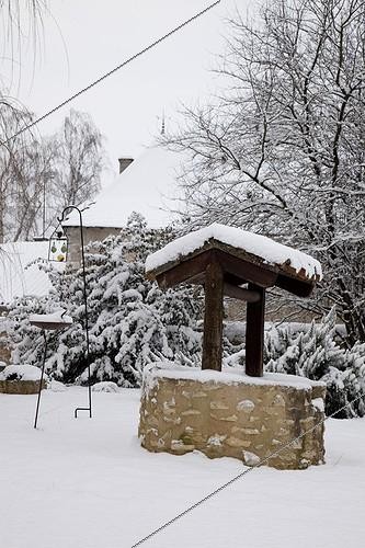 Biosphoto | 962580 | Puits sous la neige dans un jardin | &copy; NouN / Biosphoto