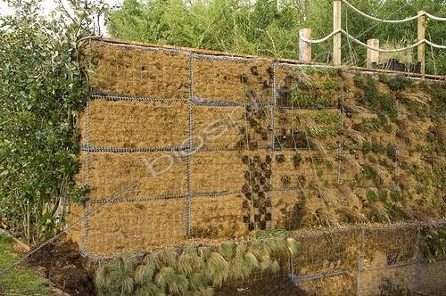Biosphoto | 1021687 | Réalisation d'un mur végétal en fibre de coco ; Fibres de cocos à l'intérieur d'une armature de gabion | &copy; Alexandre Petzold / Biosphoto